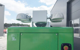 Lichtgiraffe-2706 Lichtmast geklappt, ruht auf Aggregat-Schalldämm-Haube