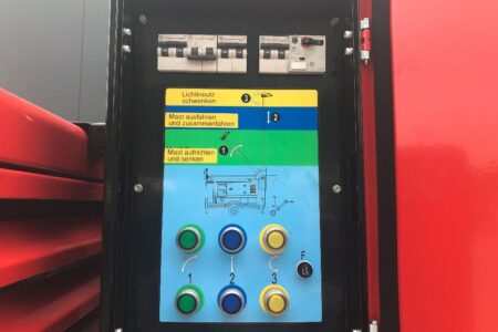 Bedienpanel der Lichtmastanlage am Schaltschrank