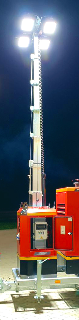 Lichtmastaggregat Serie 85 bei Nacht voll leuchtend