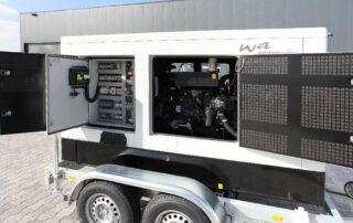 Dieselgenerator 85 kVA easygen 39 auf Tandemhänger Schallschutztüren
