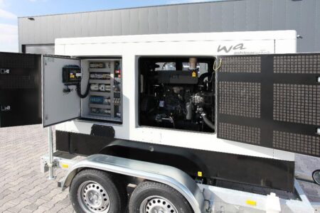 Dieselgenerator 85 kVA easygen 39 auf Tandemhänger Schallschutztüren