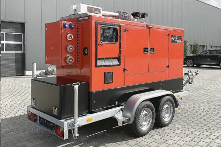 Lichtgiraffe von Deutz auf Tandemtrailer
