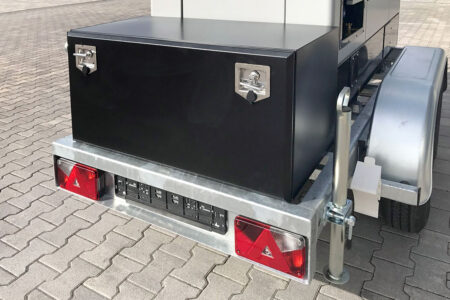 mobiler Lichtmast Anhänger mit Staubox hinten