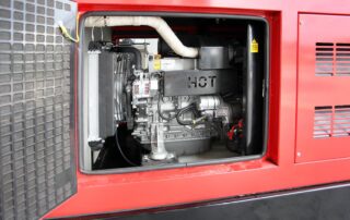 Yanmar Aggregat hinter geöffneter Schallschutztür